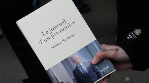 Sarkozy sort son "Journal d'un prisonnier" et le dédicace à Paris