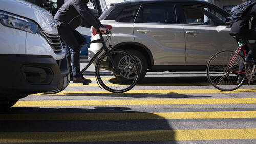 Les voitures frôlent les cyclistes dans les villes suisses