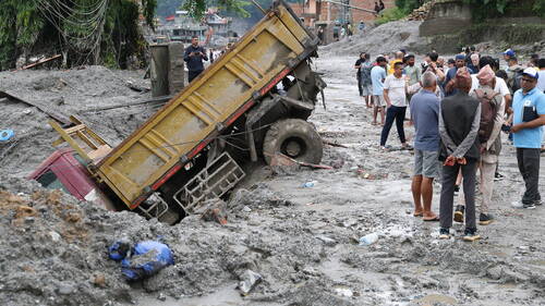 Crue dans l'Himalaya: près de 700 morts, les secours dans la boue