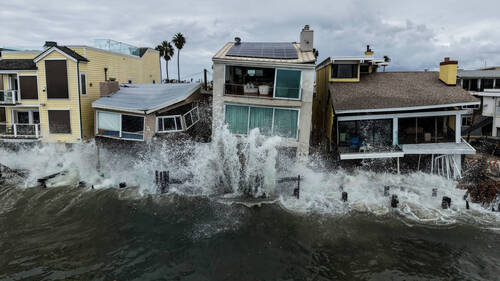 Californie: une tempête laisse des maisons près de l'effondrement