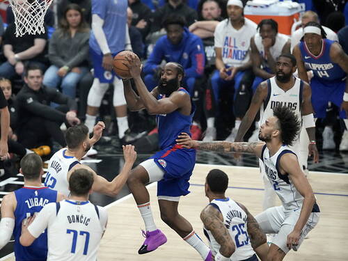 Le grand James Harden est de retour