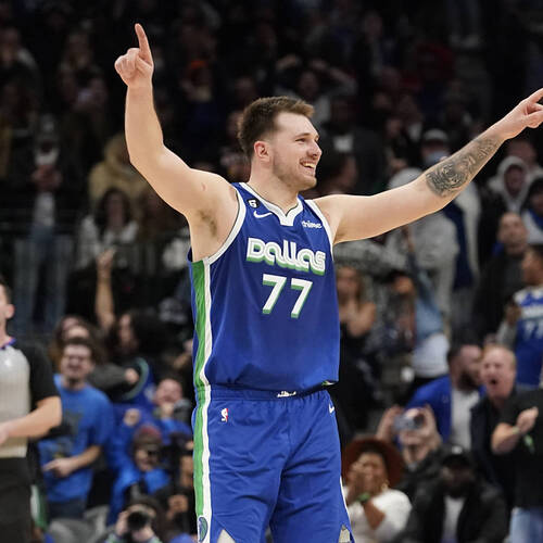 Un éblouissant triple-double record pour Doncic