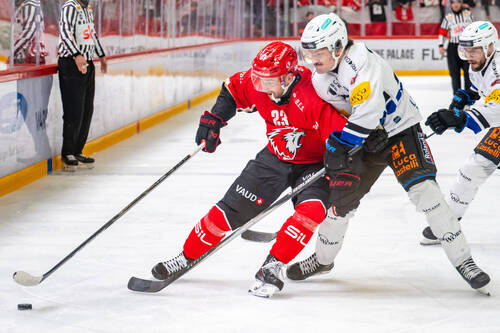 Philipp Kurashev (LHC) gauche, lutte pour le puck avec Maximilian Streule (HCFG), droite, lors du match de championnat suisse de hockey sur glace de National League, entre Lausanne HC et HC Fribourg-Gotteron le samedi 24 octobre 2026 a la patinoire de la Vaudoise Arena a Lausanne. (KEYSTONE/Fabrice De Gasperis)