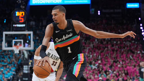 Wembanyama réussit sa première en play-off avec 35 points