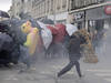Retraites: des heurts à Paris, début d'incendie à La Rotonde