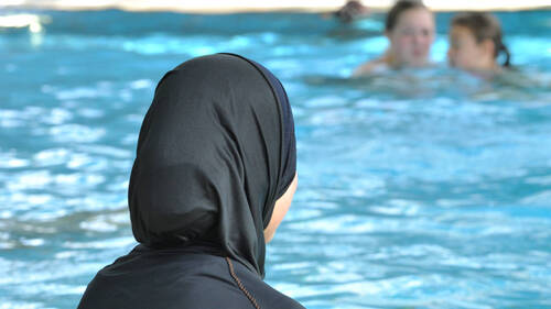 Une potentielle interdiction du burkini suspendue à Genève