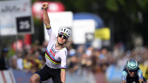 Déjà conquérant, Tadej Pogacar fait coup double