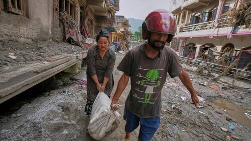 Crue dans l'Himalaya: près de 2500 personnes portées disparues