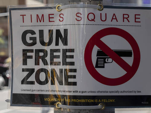 New York interdit de se promener armé sur Times Square
