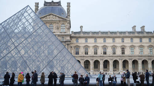 L'Etat "doit reprendre la main" sur le musée du Louvre