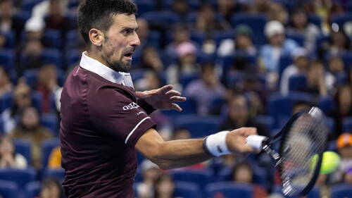 Djokovic en finale après la disqualification de Medvedev