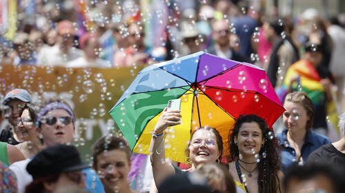 Des milliers de personnes manifestent à Berne pour la Pride
