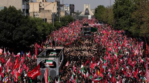 Téhéran noir de monde pour la procession funèbre de Khamenei