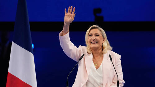 Premier grand meeting de Marine Le Pen qui promet une "renaissance"
