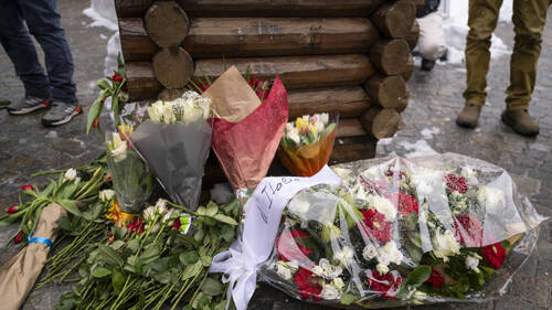 Un prévenu refuse de répondre aux questions des procureures