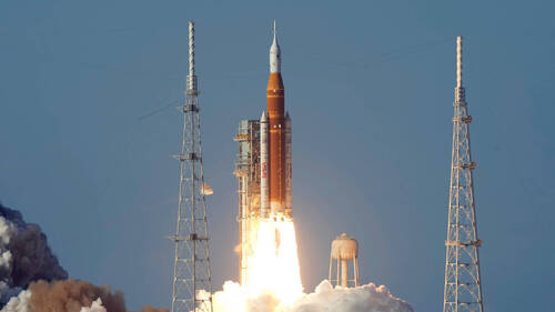 La fusée emmenant des astronautes autour de la Lune a décollé