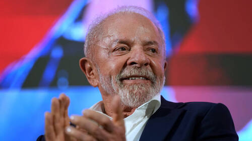 Le Brésil dévoile son premier avion de chasse fabriqué sur place