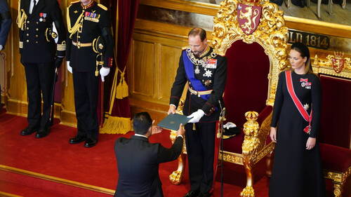 Le roi Haakon VIII a prêté serment sans son épouse, convalescente