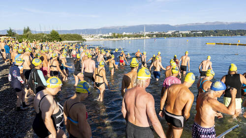 Près de 1200 nageurs ont rallié Genève-Page aux Bains des Pâquis