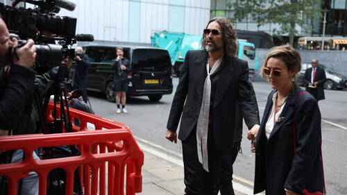 Procès pour viols: Russell Brand décrit comme un "prédateur sexuel"