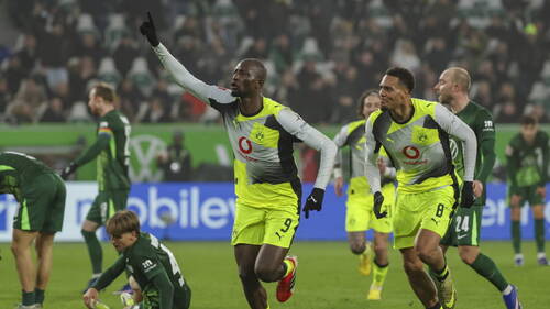 Dortmund met la pression sur le Bayern, Manzambi voit rouge