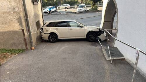 Grisons: un octogénaire coincé avec sa voiture entre deux maisons
