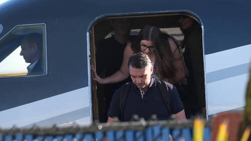 Bolsonaro dit avoir quitté le Brésil pour fuir une "persécution"