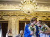 Un premier couple de femmes passe devant la maire de Genève
