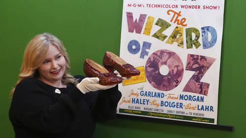 Les souliers rouges du "Magicien d'Oz" mis aux enchères
