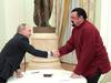Vladimir Poutine décore l'acteur américain Steven Seagal