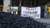 video Des activistes climatiques déversent du charbon devant Pictet