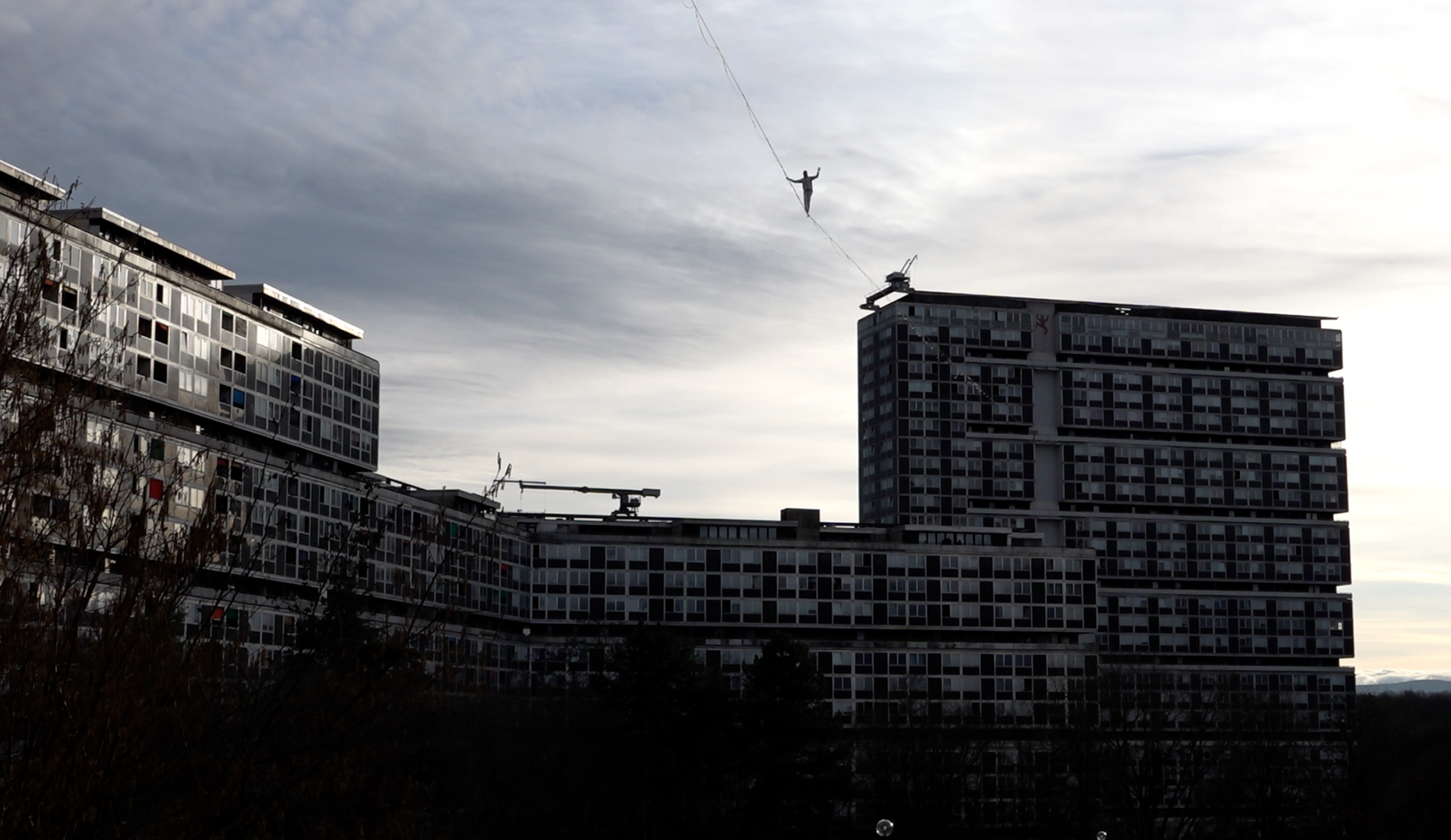 Le funambule Nathan Paulin a traversé le Lignon sur sa slackline