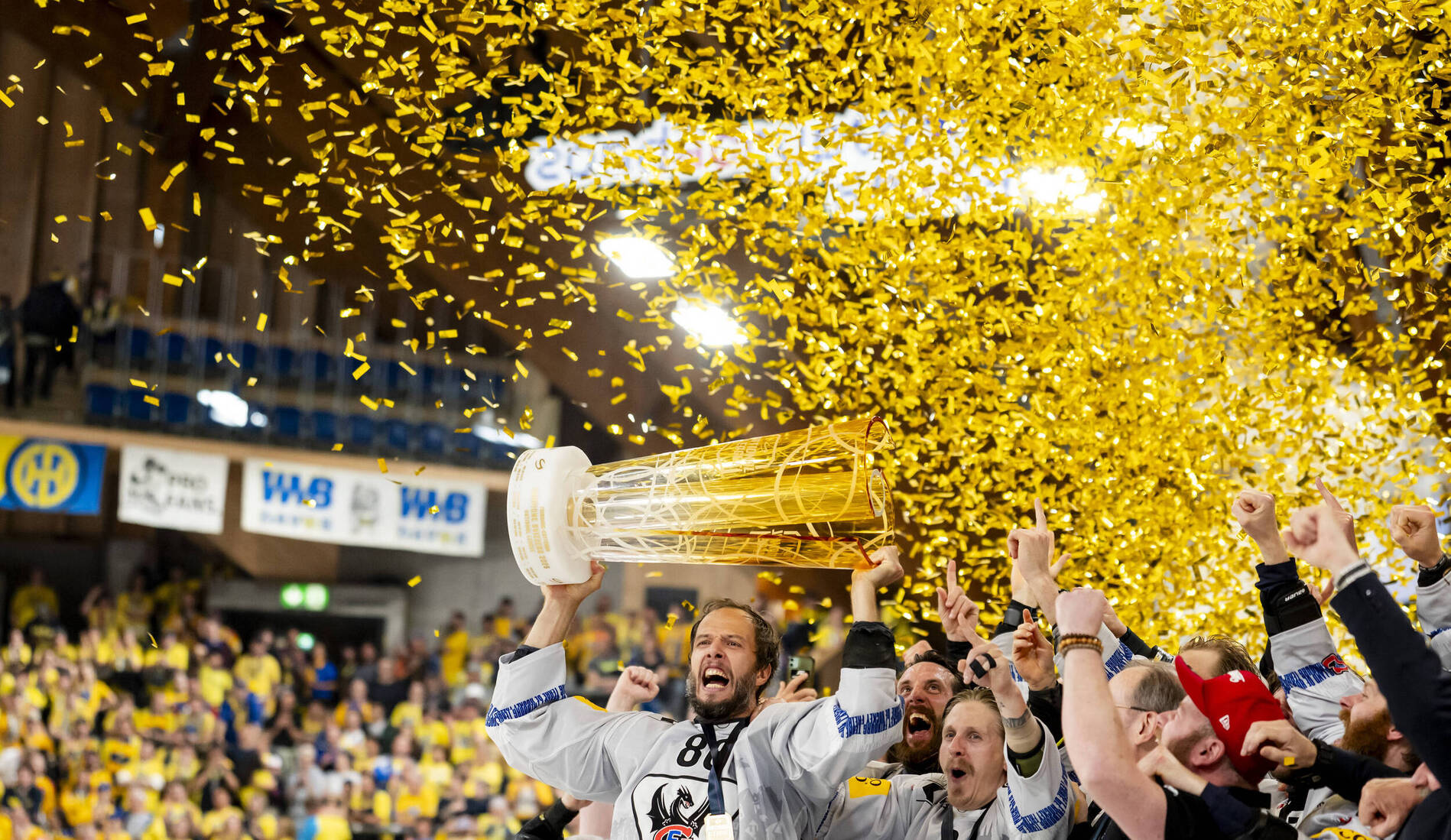 Fribourg-Gottéron s'offre le titre après un match fou