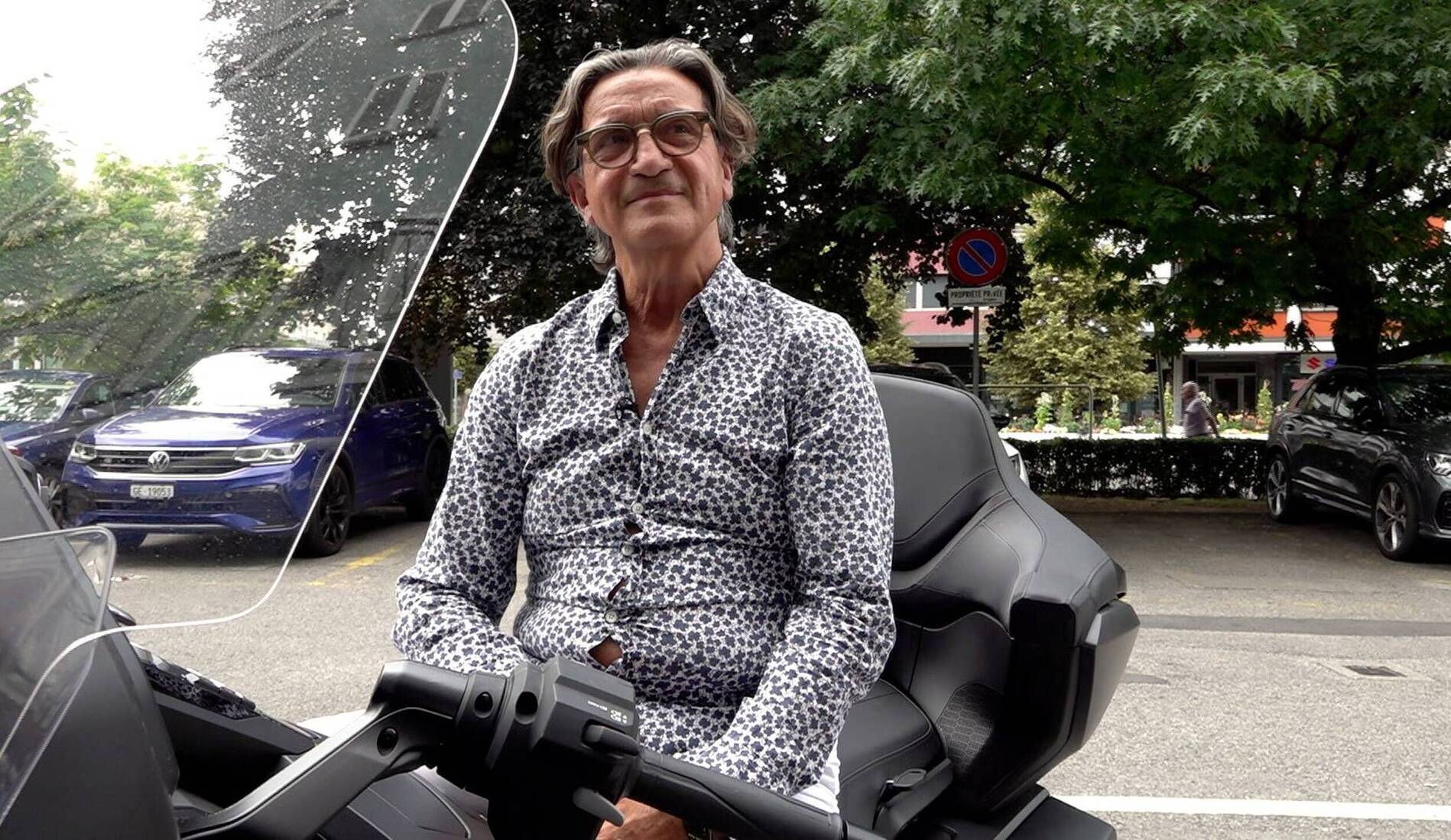 La ténacité d’un motard fait plier la police