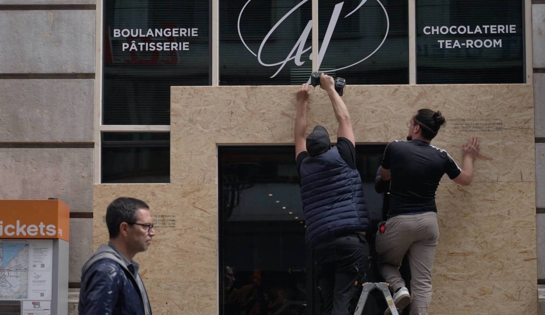 Les palissades recouvrent les devantures genevoises