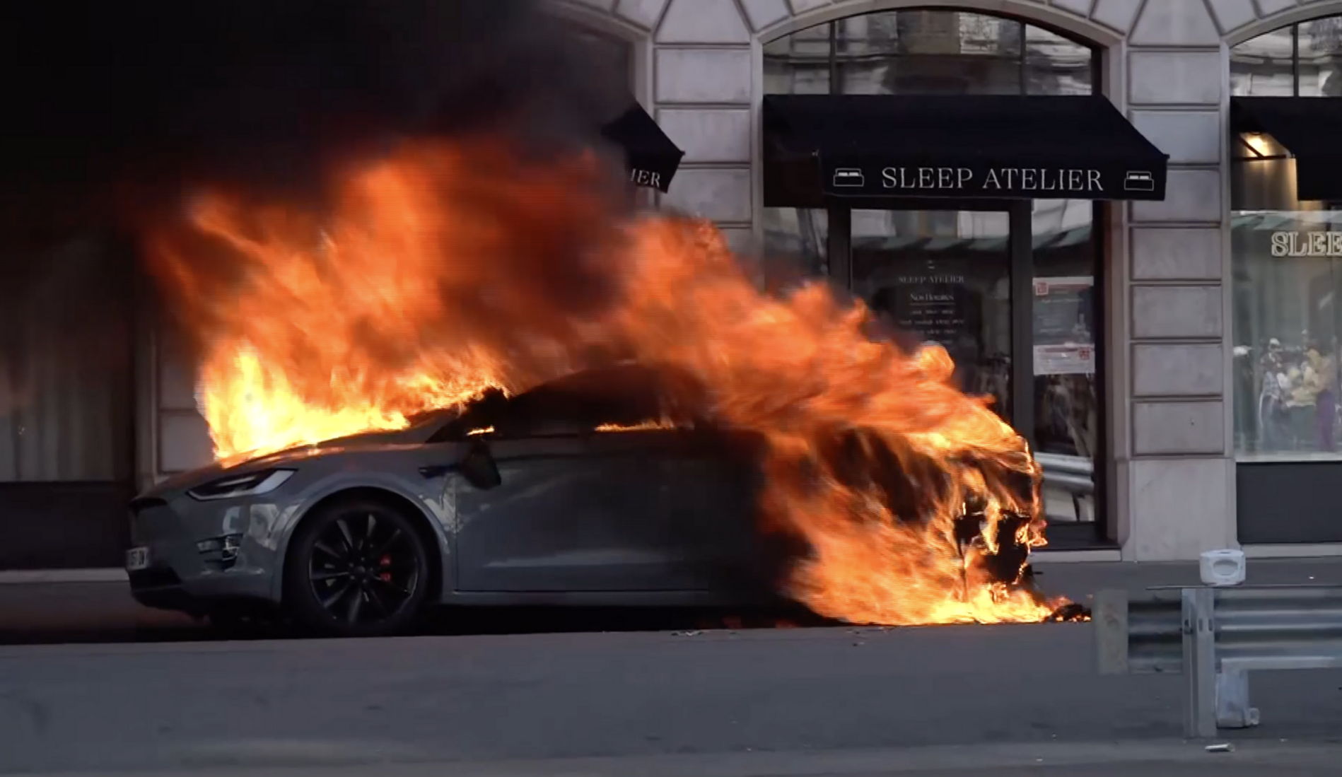 Vitrines brisées et voiture en feu: la manifestation anti-G7 a débordé