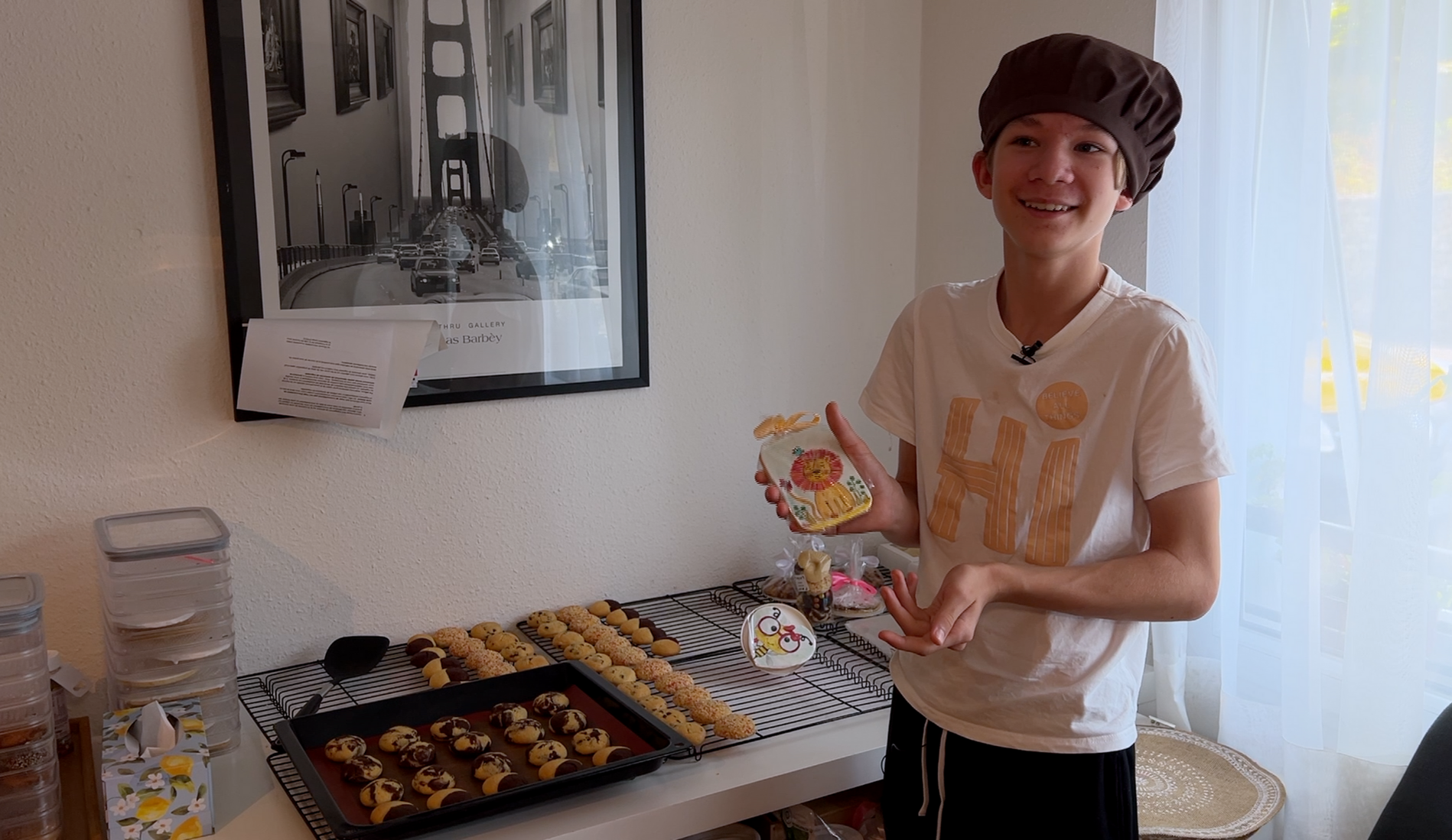 À 13 ans, ce réfugié ukrainien fait vivre sa famille en vendant des biscuits