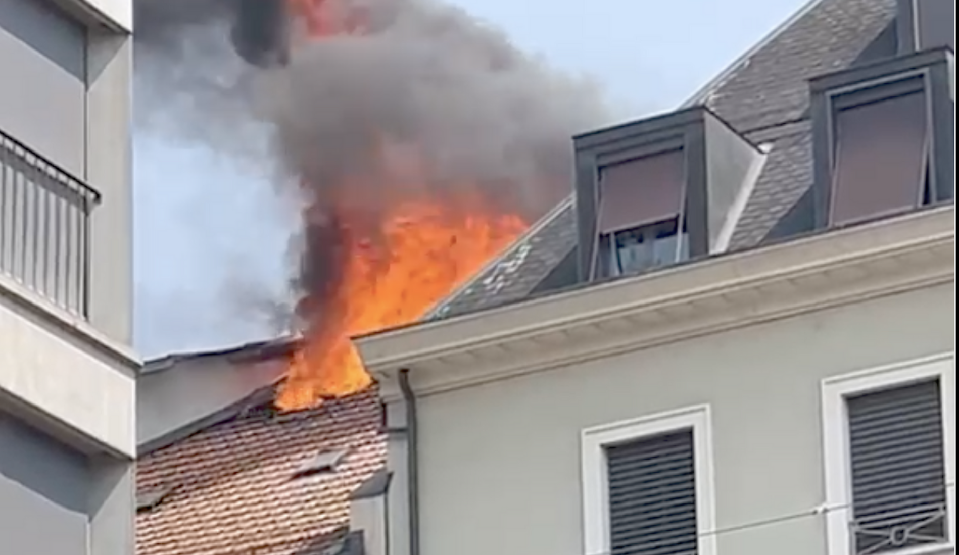 Un immeuble en feu près du pont de la Machine