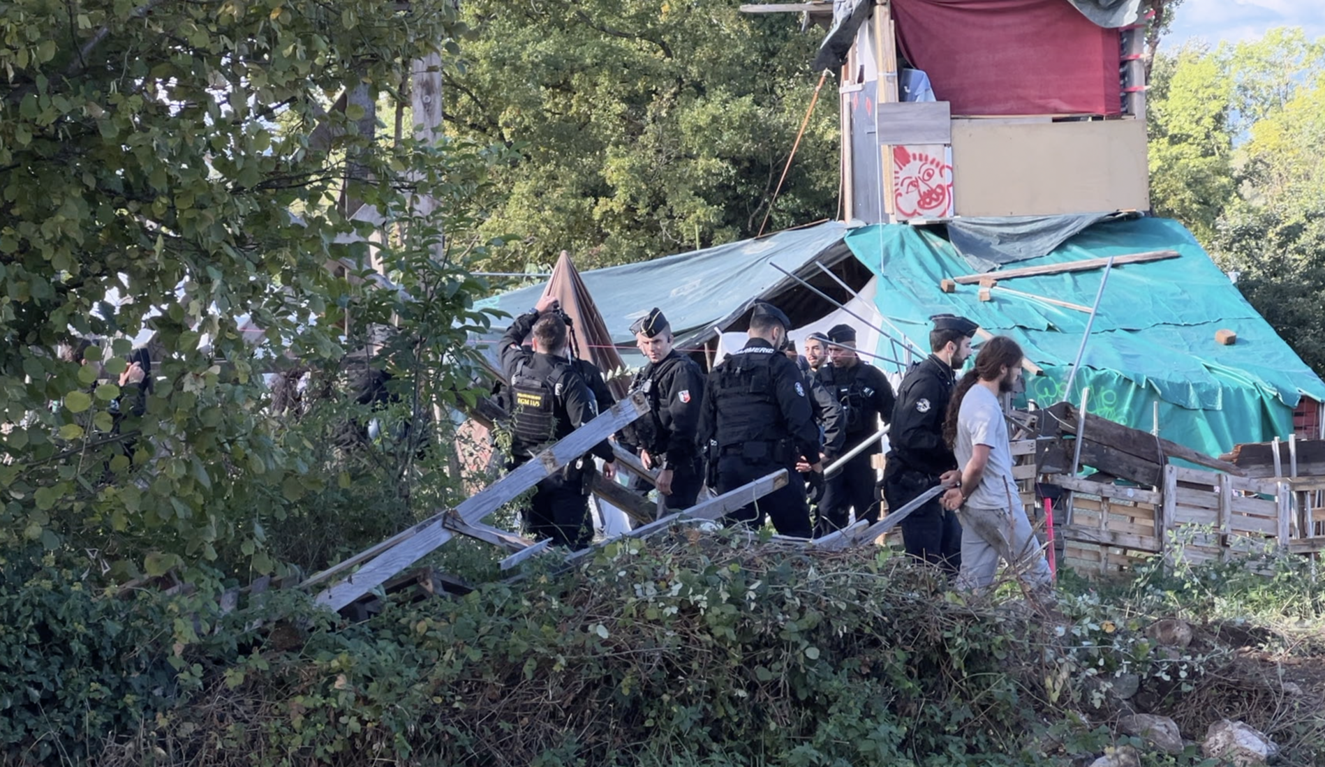 A412 : La ZAD de Mésinges évacuée sous le regard d'élus impuissants