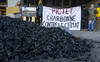 Des activistes contre les investissements de Pictet dans le charbon