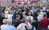 La foule à une marche anti-gouvernementale en Pologne