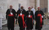 A J-4 du conclave, un désistement et des concertations comptées