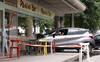 Une voiture finit dans un bar à Bienne, plusieurs blessés
