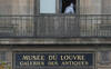 La direction du Louvre défend la qualité des vitrines fracturées