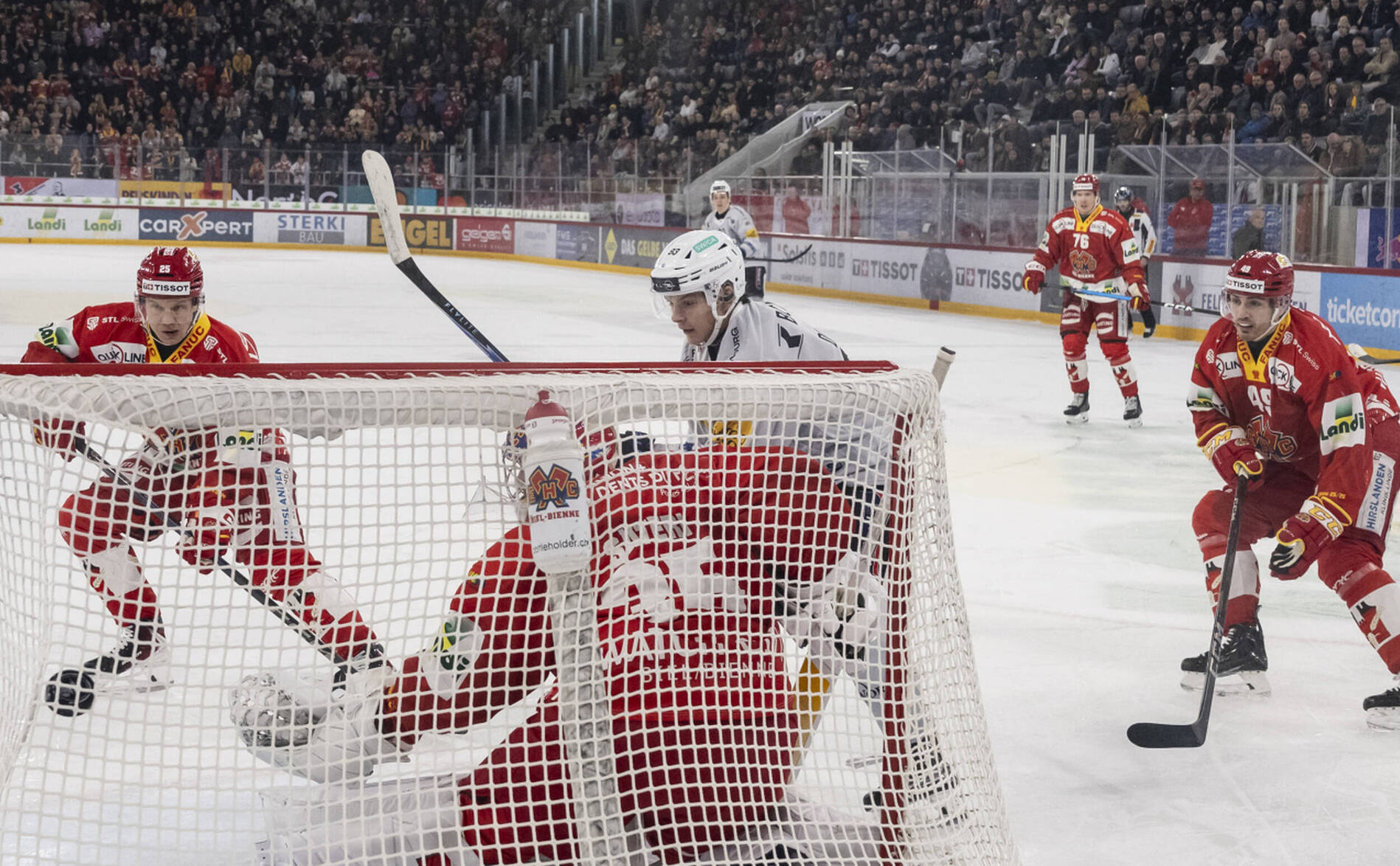 Fribourg a tenu bon à Bienne, succès pour Ajoie