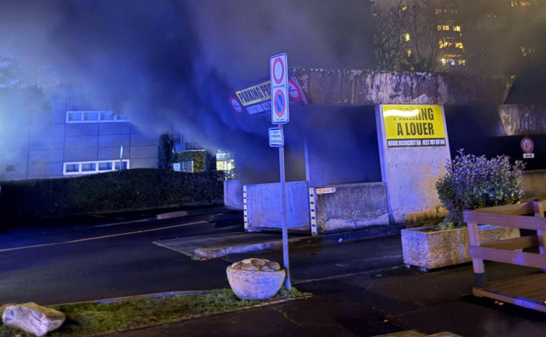 Des véhicules détruits par les flammes dans un parking à Thônex