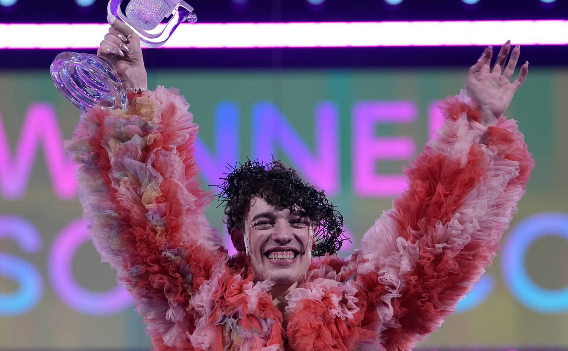 Nemo a retiré le trophée de l’Eurovision de son étagère