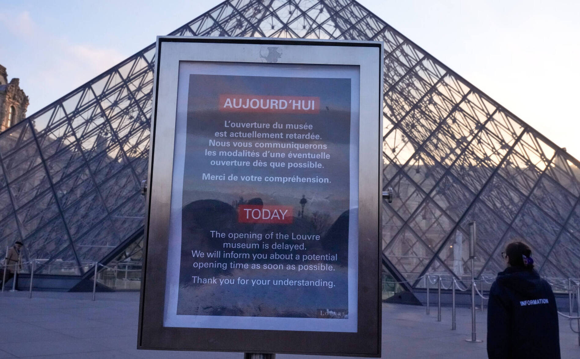 Louvre: le musée n'a pas ouvert ses portes lundi matin