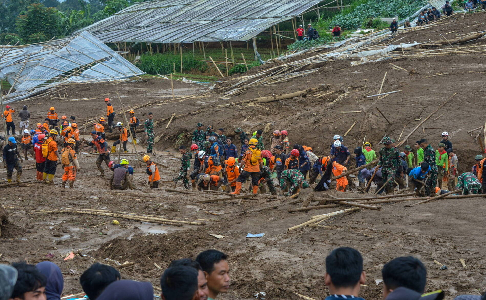 Indonésie: le bilan d'un glissement de terrain monte à 17 morts