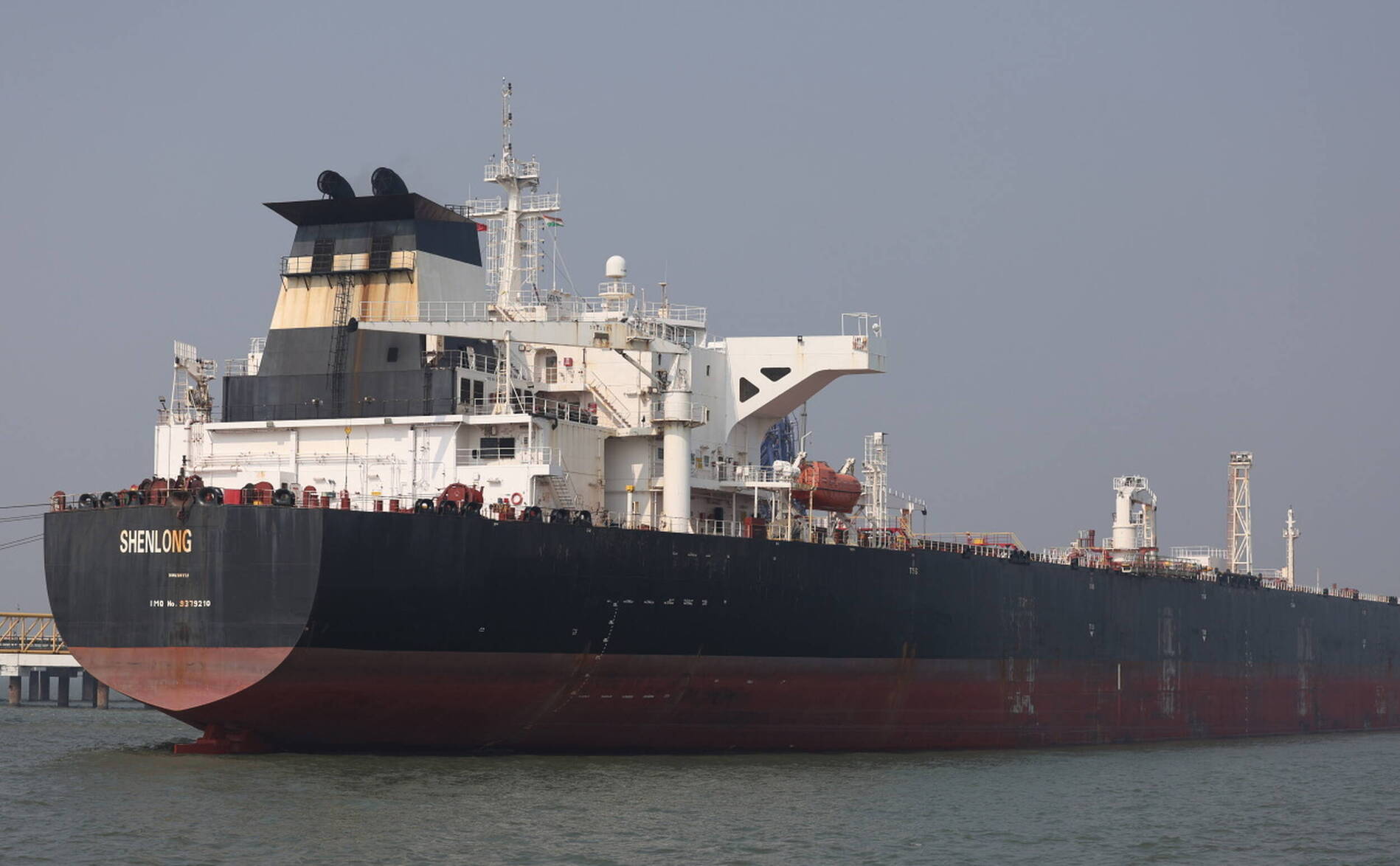 Le pétrole se stabilise, le Brent se maintient à 100 dollars